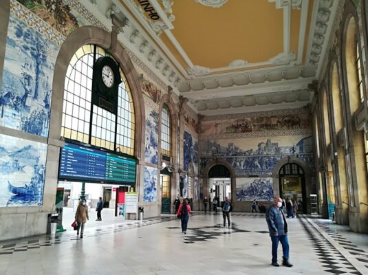 La stazione ferroviaria di São Bento a Oporto