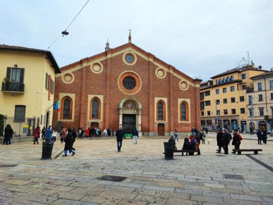 La facciata di Santa Maria delle Grazie a Milano