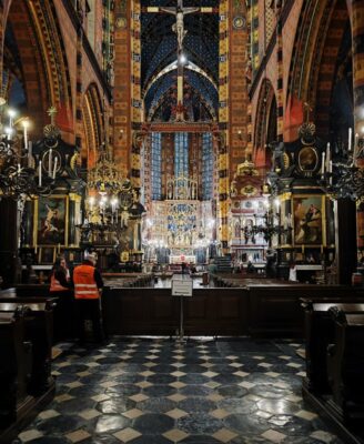 L'interno della Basilica dell'Assunta a Cracovia