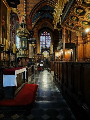 Navata interna nella Basilica dell'Assunta a Cracovia