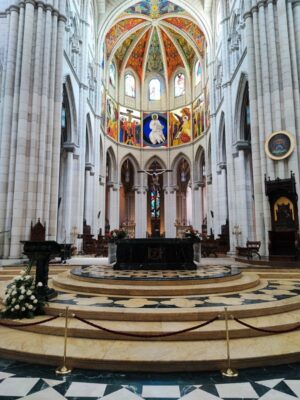 Interno della Catedral de Nuestra Señora de la Almudena a Madrid