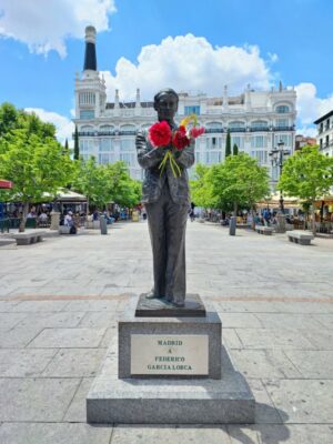 Statua di Federico Garcia Lorca in Plaza de Santa Ana a Madrid