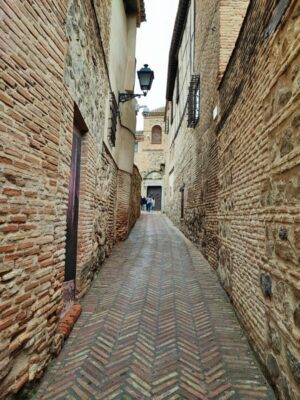 Un vicolo del centro storico di Toledo