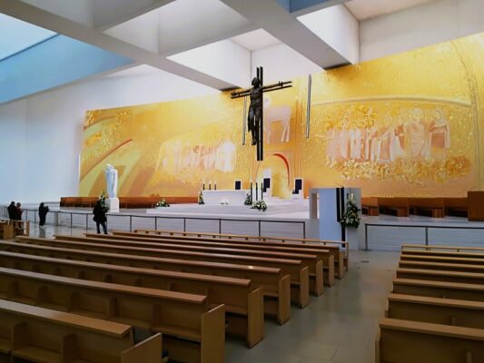 Altare della Basilica della Santissima Trinità a Fatima