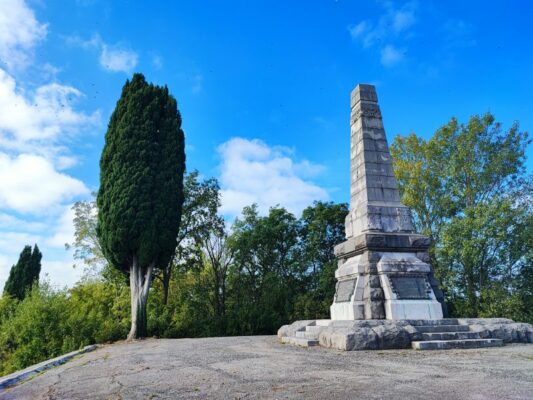 L'obelisco nell'ex Cimitero dei Quattro Generali a Oslavia