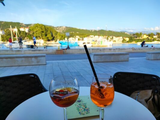 Aperitivo sul lungomare di Rab