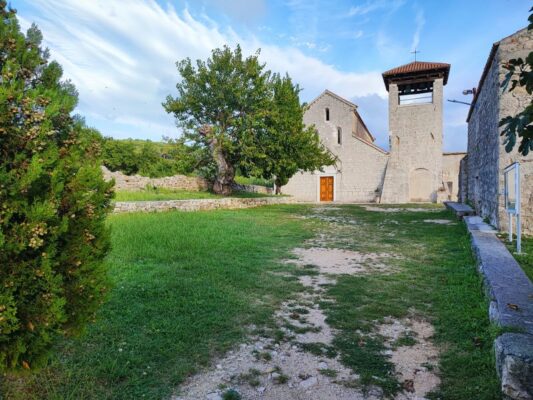 La chiesa di San Pietro a Supetarska Draga isola di Rab