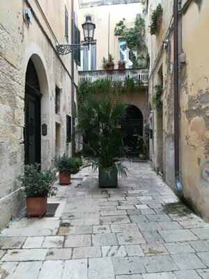 Un vicolo del centro storico di Lecce