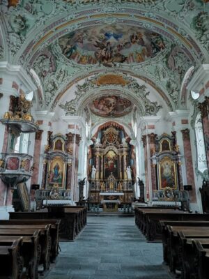 L'interno della chiesa parrocchiale di San Michele a San Candido