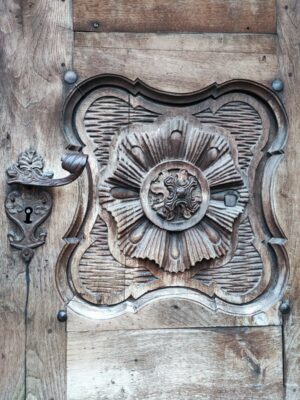 La porta d'ingresso della chiesa di San Michele a San Candido