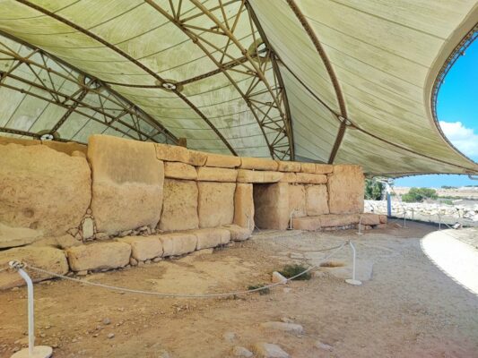 Il tempio di Ħaġar Qim a Malta