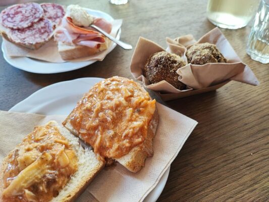 Tartine e polpette alla Frasca Pozzar a Udine