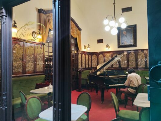 Sala pianoforte nel Caffè Noworolski a Cracovia