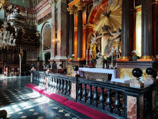 L'interno della chiesa e monastero dei Carmelitani a Cracovia