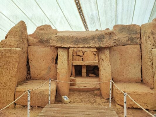 Il tempio di Ħaġar Qim a Malta