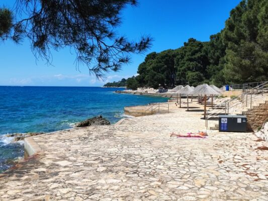 Spiaggia sul lungomare Anton Nini Štifanić a Parenzo