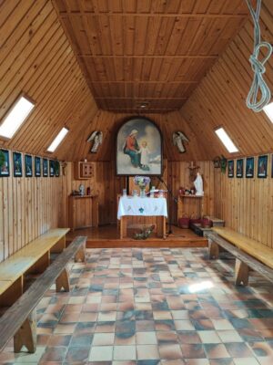 L'interno della chiesetta della Madonna delle Nevi a Velika Planina