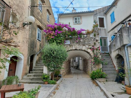 Uno scorcio del centro storico di Omišalj