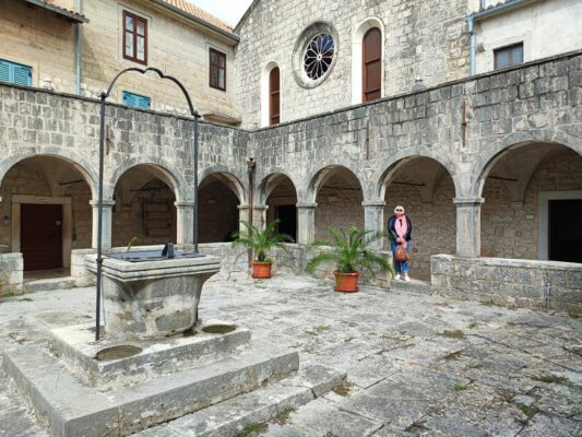 Il chiostro del convento francescano di Košljun