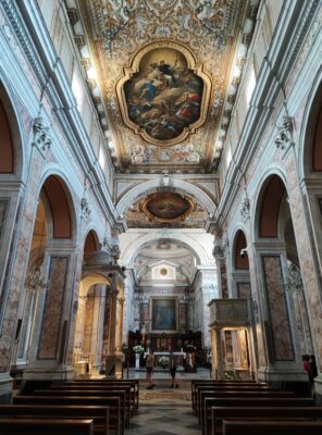 L'interno della Cattedrale dei Santi Filippo e Giacomo a Sorrento