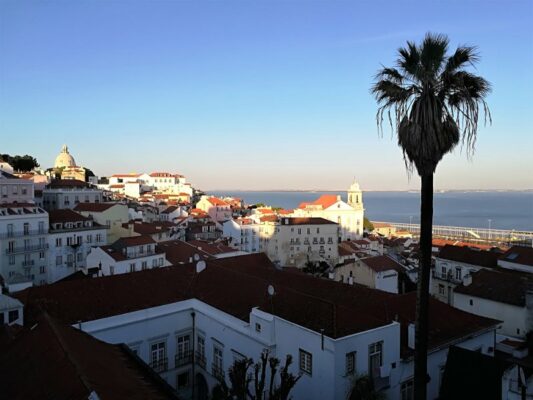 Il Miradouro de Santa Luzia a Lisbona