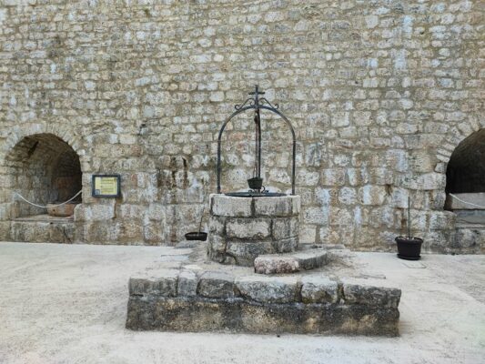 Pozzo in pietra nel cortile interno del Kaštel a Krk