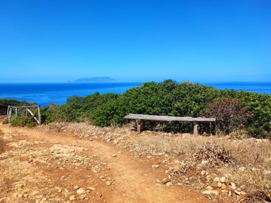 Il sentiero che porta a Cala Genovese a Levanzo