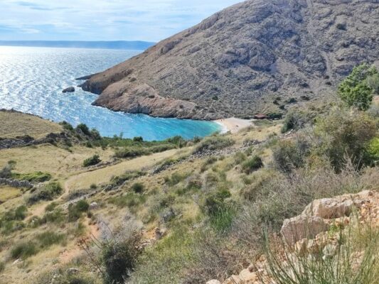 La spiaggia di Oprna a Stara Baška (Krk)